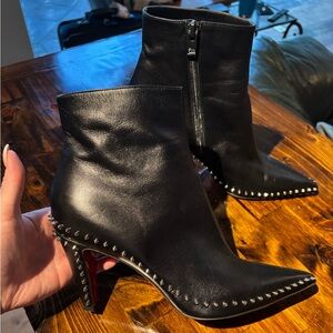 Sold out! CHRISTIAN LOUBOUTIN
Vidura Spike Red Sole Leather Booties sz 39.5